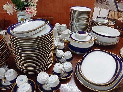 Servizio di piatti in porcellana bianca di Limoges con profilo